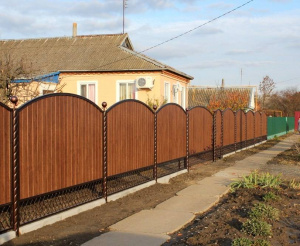 Красивый забор для частного дома арочный