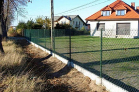 Забор для частного дома из рабицы стандартный